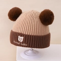 Dettaglio del cappello in maglia per neonati con pompon e ricamo a forma di orsetto - Berretto Singolo - Cachi