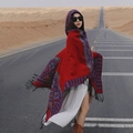 Poncho ethnique rouge avec motifs bleu-jaune et franges sur route du désert - LM308 Splendeur Florale - Rouge