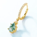 Primer plano macro de pendientes de plata S925 con ágata musgosa y circonitas brillantes - Estilo Ágata de Musgo Verde Chapado en Oro 10K / Plata 925 / Dorado
