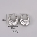 Detailansicht der 3,5 cm x 2,5 cm großen silbernen Halbmond-Ohrringe mit Maßen - Gewinde Design / E87-Silber