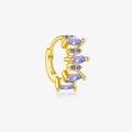 Dettaglio macro di orecchino a cerchio dorato con zirconi lavanda a marquise e tondi - Oro 18K (Pietra Viola)