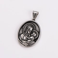 Dettaglio del ciondolo ovale in argento con rilievo religioso e finitura antica - Senza Catena / Argento antico