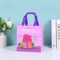 Sacchetto regalo rosa per la Festa della Mamma in TNT con fiori e manici viola - Stile 4 (Fiocco Farfalla Rosa) / 22*23*11cm