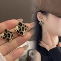 Quadratische Ohrringe mit Leopardenmuster, Goldrand und Tragebeispiel am Model - 30# Silbernadel Gold Quadratisch Leopard (Echtvergoldet)