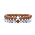 Gros plan de bracelets en pierre naturelle de 8mm aux textures marbrées brunes et blanches - Pierre Veinée Bois + Turquoise à Veines Blanches