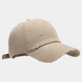 Détail de la casquette kaki avec effet vieilli montrant les trous et le tissu en sergé - Réglable / Kaki