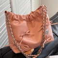 Rosafarbene Beuteltasche aus Kunstleder mit Kordelzug und eleganter Schleifenverzierung - Rosa