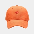 Detail van een feloranje katoenen baseballpet met rood geborduurd hartje op de voorkant - Verstelbaar / Oranje