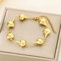 Dettaglio del bracciale placcato oro con ciondoli a goccia e chiusura a moschettone - Stile Pendente a Forma di Pera (KB187922-NT)
