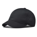 Primer plano del tejido de malla negra transpirable en una gorra minimalista de ala corta - Negro