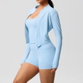Vue latérale de l'ensemble de yoga bleu clair 3 pièces avec veste zippée, débardeur et short - Bleu ciel