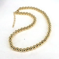 Dettaglio della collana a sfere dorate con catena di estensione regolabile e chiusura - 8mm