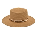 Texture détaillée du chapeau canotier en paille avec chaîne dorée décorative chic - Chameau