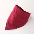 Vue détaillée du bavoir pour bébé en mousseline bordeaux avec texture gaufrée - Bordeaux
