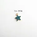 Detail eines 10x13mm Goldstern-Anhängers mit blauer Emaillierung für DIY-Schmuck - Kleiner Stern - Blau