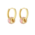 Créoles dorées avec pendentifs cubes en émail rose motif œil sur fond blanc pur - Mauvais œil cubique rose