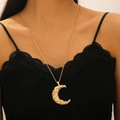 Dettaglio di un ciondolo a luna dorata con superficie martellata effetto crateri - Collana con Texture a Mezzaluna in Rilievo (Colore Oro KC G-454)