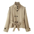 Detail van kaki korte trenchcoat met dubbele rij knopen en een verstelbare tailleriem - S / Khaki