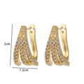 Detalle de pendientes en forma de J dorados con tres filas de piedras de circonita - Estilo Aro de Tres Filas en J (U)