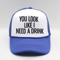 Détail de la casquette trucker bleue avec YOU LOOK LIKE I NEED A DRINK imprimé sur mousse - Bleu Royal