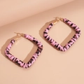 Detail van roze vierkante oorringen met luipaardprint en goudkleurige metalen hardware - Roze Ring
