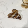 Pince à cheveux en acétate ambré avec inscription française sur fond en marbre blanc - Petit Yuanbao (Environ 6,6 cm) / Americano Crème de Lait (Beige Crème)