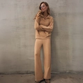 Zweiteiliges Strick-Set mit kamelfarbenem Polo-Pullover und weiten Hosen aus weichem Strick - S / Camel