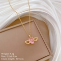 Detalle del collar de corazón rosa con alas de ángel doradas y diamantes brillantes - Estilo Ala de Corazón Rosa (C540)