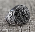 Anillo de sello vikingo vintage en acero inoxidable con brújula Vegvisir y hachas - US 7 / Color Acero (10205)
