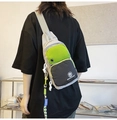 Detalle del bolso de pecho repelente al agua con detalles en verde neón y bolsillo a cuadros - Gris claro
