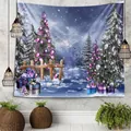 Detail van kerstwandtapijt met besneeuwd bos en versierde boom aan de muur - Besneeuwd nachtbos kerstboom (SD307)