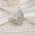 Dettaglio macro della spilla a forma di barca a vela in argento con strass ed smalto - Forma di barca a vela / Argento