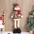 Detailaufnahme einer Weihnachts-Schneemannpuppe mit gepunktetem Hut und Karojacke Dekor - Karierter ausziehbarer Schneemann