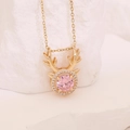 Elegante collana a corna di renna dorate con zircone rosa su superficie di pietra bianca - Testa di Cervo (1#鹿头)