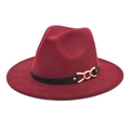 Dettaglio del cappello fedora in lana bordeaux con cintura in pelle nera e catena d'oro - Borgogna