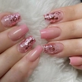 Détail de faux ongles carrés roses avec dégradé de paillettes or rose sur fourrure blanche - Colle Gelée Jaune + Lime à Ongles