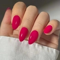 Unghie finte corte ovali color magenta con finitura lucida sulla mano - Magenta ad Alta Saturazione (AW291)