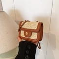 Mini-Umhängetasche aus Stroh mit braunem Lederbesatz und goldener Blumenschließe - Braun