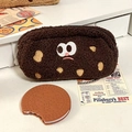 Astuccio in peluche a forma di biscotto con specchio coordinato su fondo retrò - Biscotto al Cioccolato