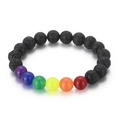 Verstelbare zwarte lavasteen armband met zeven kleurrijke kralen in regenboog chakra stijl - Elastisch Koord / Zwarte Lavasteen 7 Chakra's Stijl (KB161258)