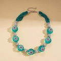 Detalle de collar vintage con cuentas de flores de resina verde y centro púrpura - Collar Verde Claro