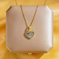 Collier cœur doré avec incrustation de nacre irisante et petite gemme rose sur soie - Collier Cœur Doré en Nacre Colorée