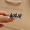 Elegante molletta a molla con tre fiori grigi spazzolati e centri in strass lucidi - 5cm - Grigio Resina Tre Fiori Molletta a Molla