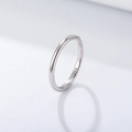 Minimalistischer 925 Sterling Silber Ring mit poliertem Glanz auf weißem Hintergrund - US 5 / Silber