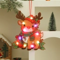 Détail du pendentif de Noël LED renne avec bonnet d'hiver et baies rouges - Style Renne de Noël