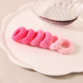 Set di 6 elastici per capelli jacquard rosa su un piatto di ceramica bianca ondulata - Serie Rosa