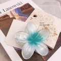 Dettaglio molletta per capelli a fiore sfumato ciano da 8cm su pietra e rivista - Fiore Blu Oceano Grande (8cm)