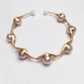 Détail du bracelet en fil d'or 14K torsadé avec perles d'eau douce roses fines - Style 1 (8 Perles)