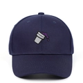 Navyblaue Baumwoll-Baseballkappe mit einzigartiger violetter Getränke-Stickerei - Verstellbar / Marineblau
