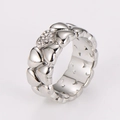 Detalle del anillo de eslabones de corazón plateado con cristales en acero inoxidable - US 6 / Color Acero